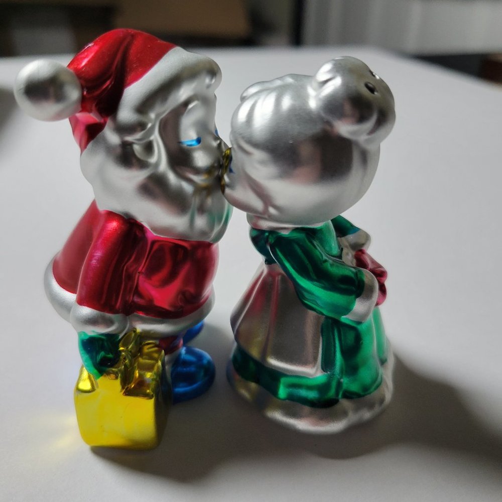 Kissing Santa & Mrs Claus Salt & Pepper Shakers Red Green Silver Metallic Paint